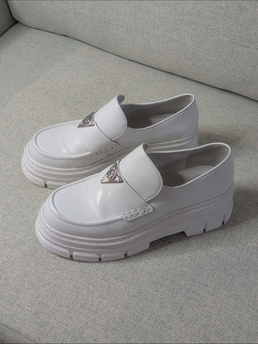 Wishbone White Platform Loafers Silver Triangle Accent Size 9